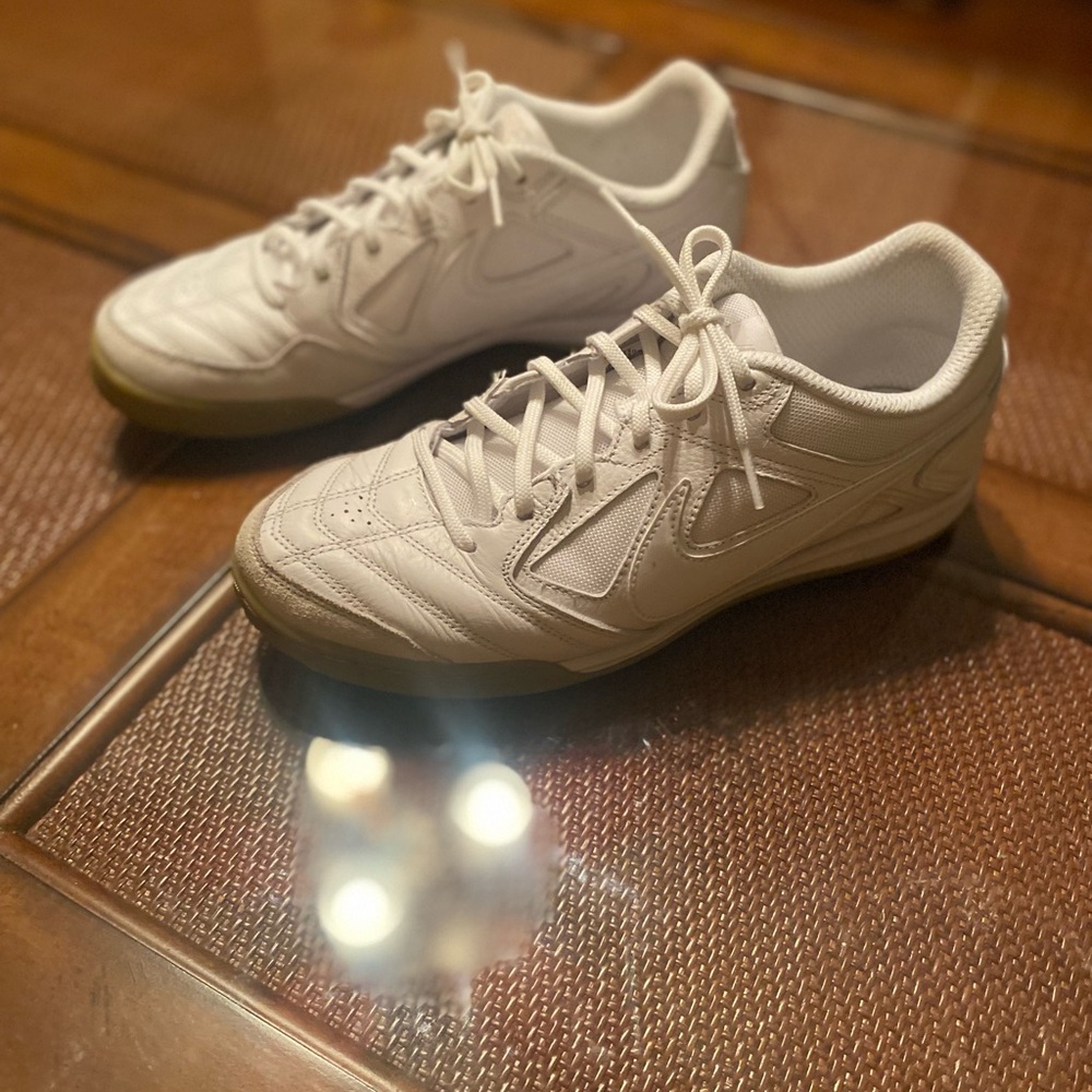 Men’s White Nike Gato sneaker size 10